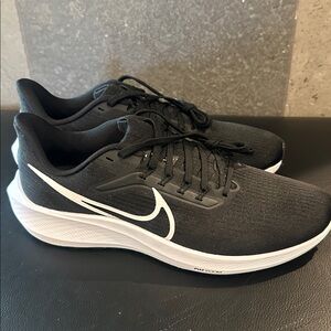 NWOB Men’s Nike Air Zoom Pegasus 39. Size 10